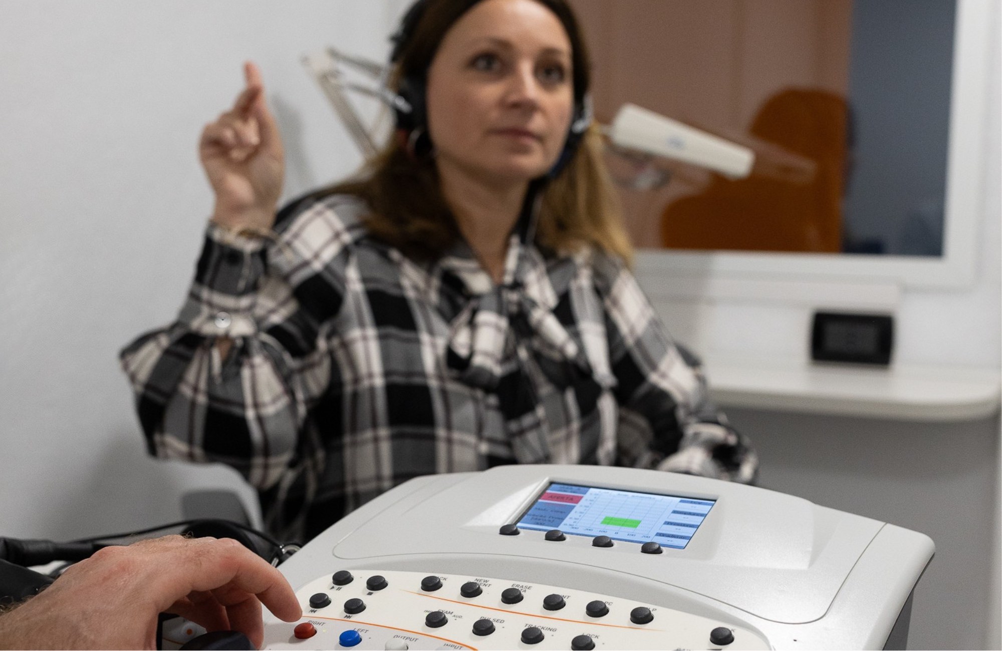 Non è solo l’orecchio: cosa succede nel cervello quando sentiamo meno