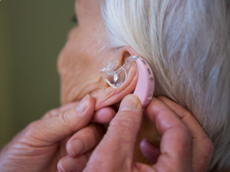 Pro e contro degli apparecchi acustici invisibili - Euroacustica -  Soluzioni per l'udito